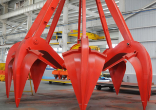 Portal crane supporting FPG type four- ropes orange peel ore grab